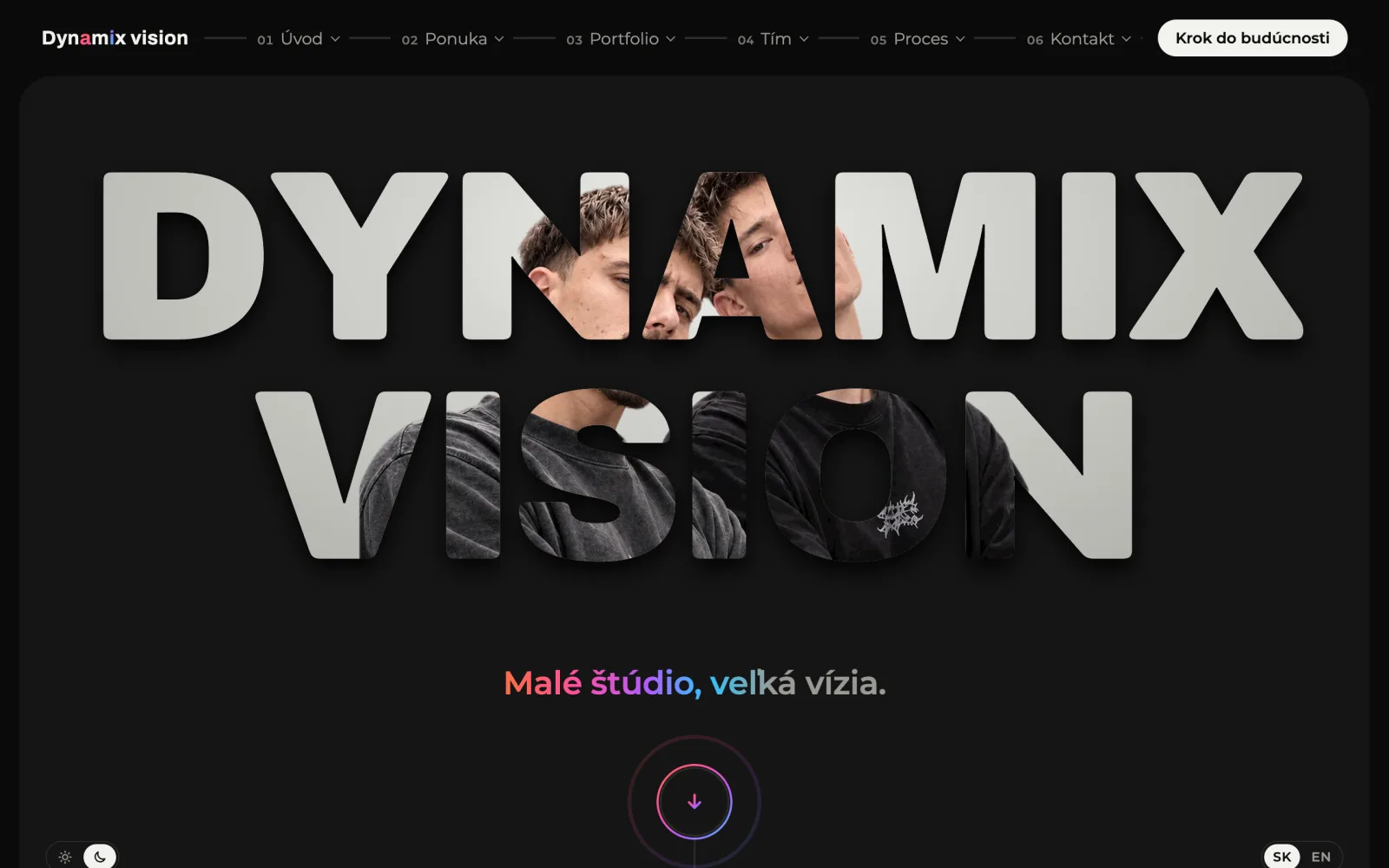 Web dynamix vision: veľký nápis DYNAMIX VISION s fotkami v písmenách a veta Malé štúdio, veľká vízia